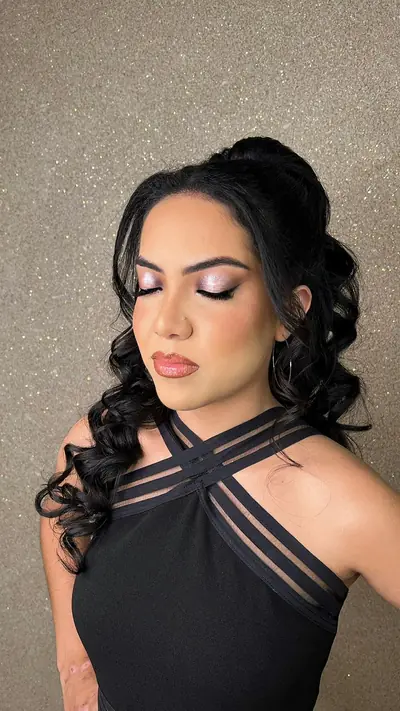 Bruna com maquiagem esfumada e penteado com cachos