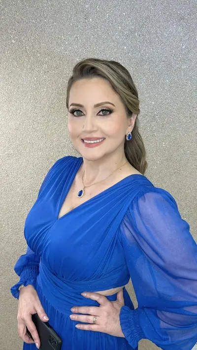 Marlene com maquiagem para festa e cílios postiços