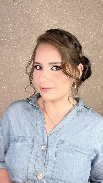 Milena com maquiagem para festa e cabelo cacheado